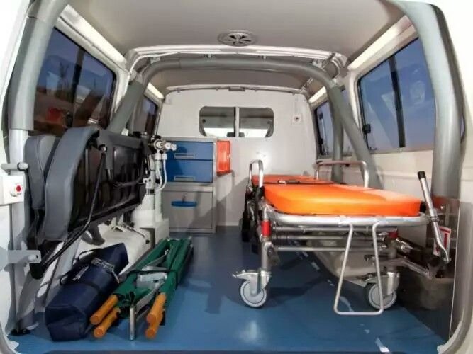 Oxygen ambulance with high-flow oxygen system