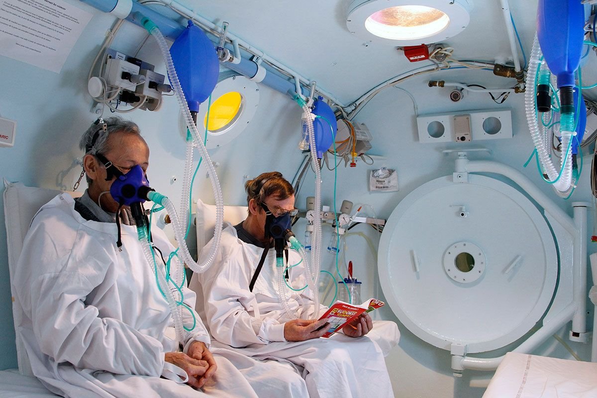 Oxygen ambulance with high-flow oxygen system